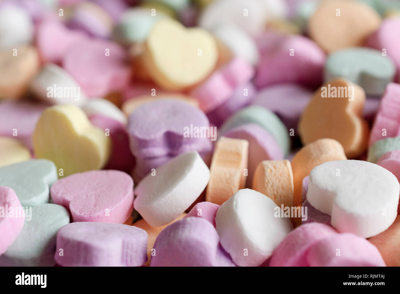 Gros plan de bonbons coeur de conversation. Valentines Day background. Banque D'Images
