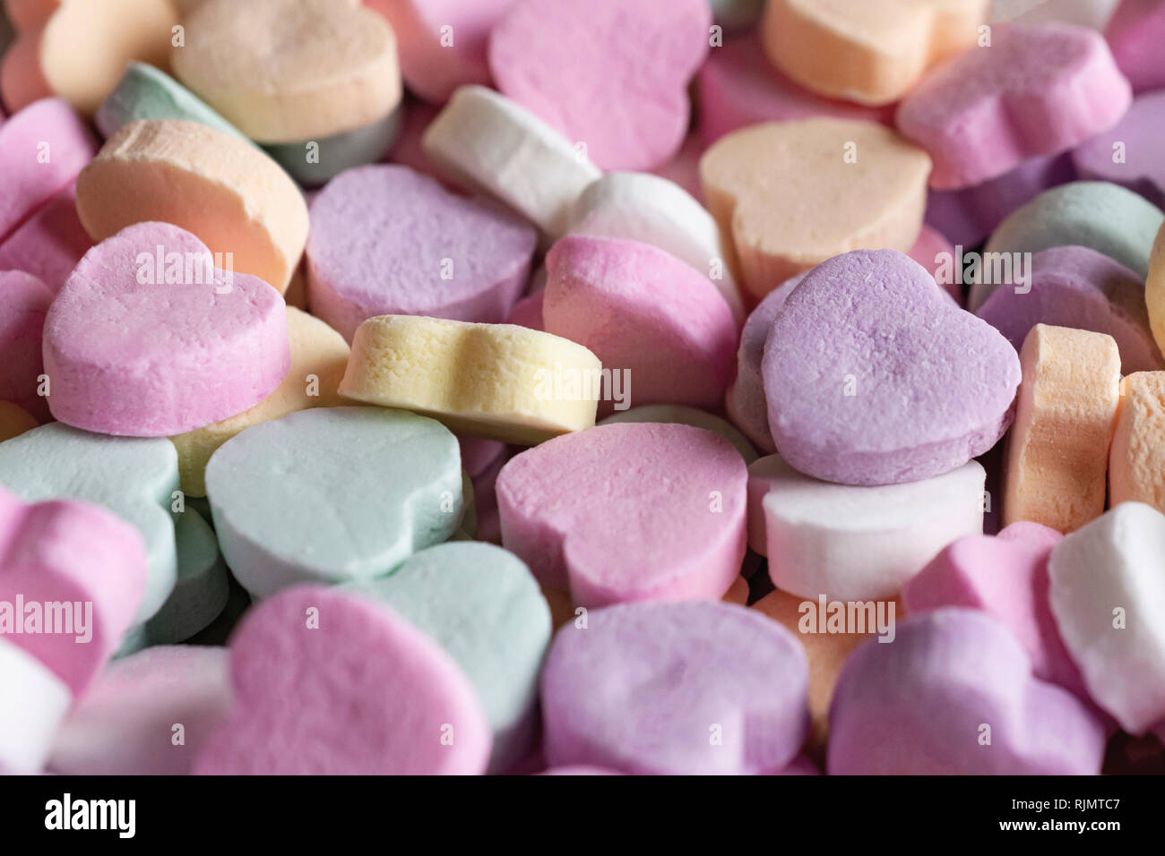 Assortiment de coeurs de conversation dans des tons pastel. Valentines Day background. Banque D'Images