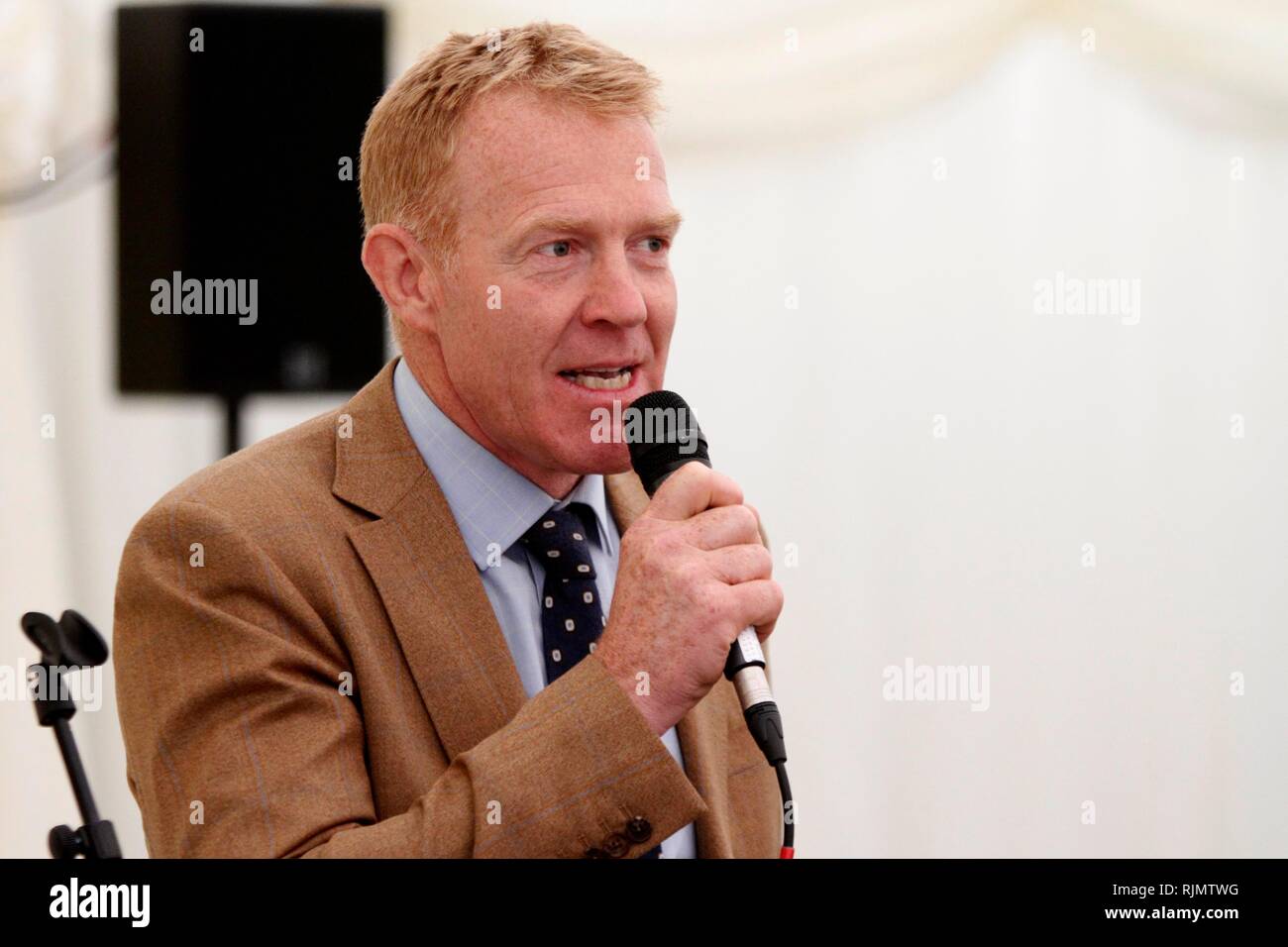 Adam Henson, agriculteur et BBC Countryfile présentateur, parle devant un déjeuner du promoteur, au Royal trois comtés à montrer les trois comtés Showground Banque D'Images