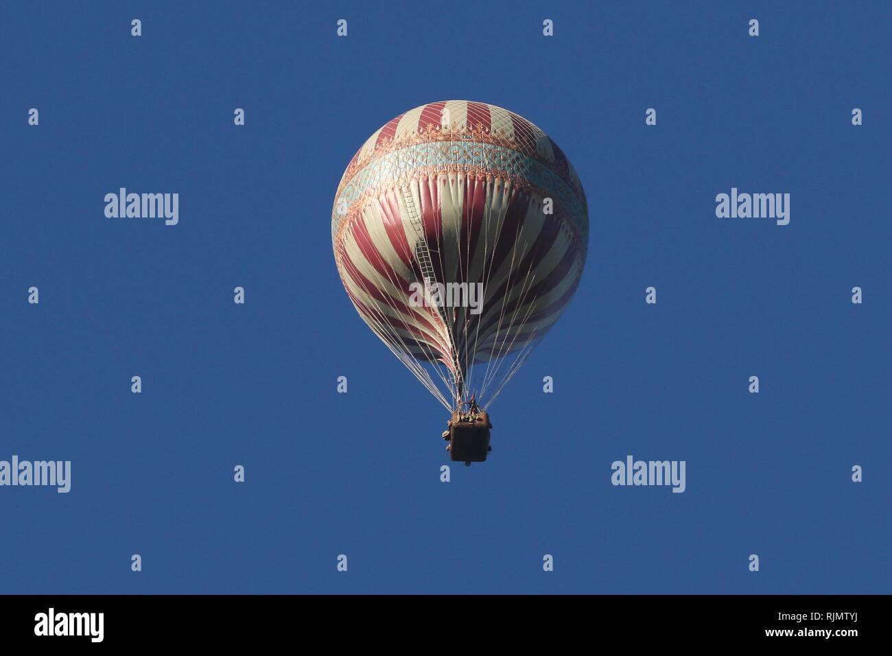 Une vue exceptionnelle sur la Loire, un ballon vintage survolé tout en étant filmé par un hélicoptère pour le nouveau Amazon film 'La Aéronautes' avec Banque D'Images