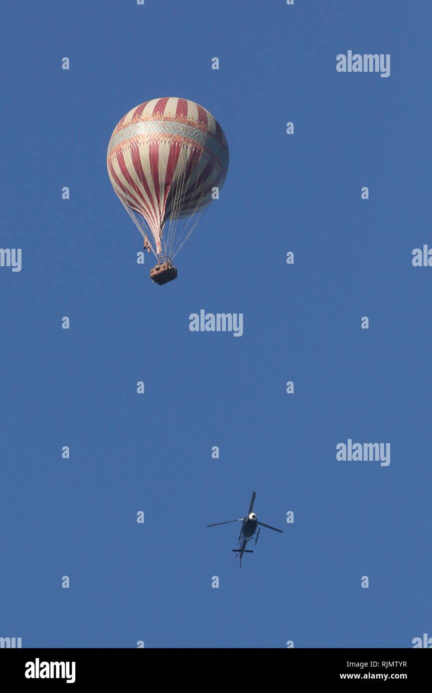 Une vue exceptionnelle sur la Loire, un ballon vintage survolé tout en étant filmé par un hélicoptère pour le nouveau Amazon film 'La Aéronautes' avec Banque D'Images