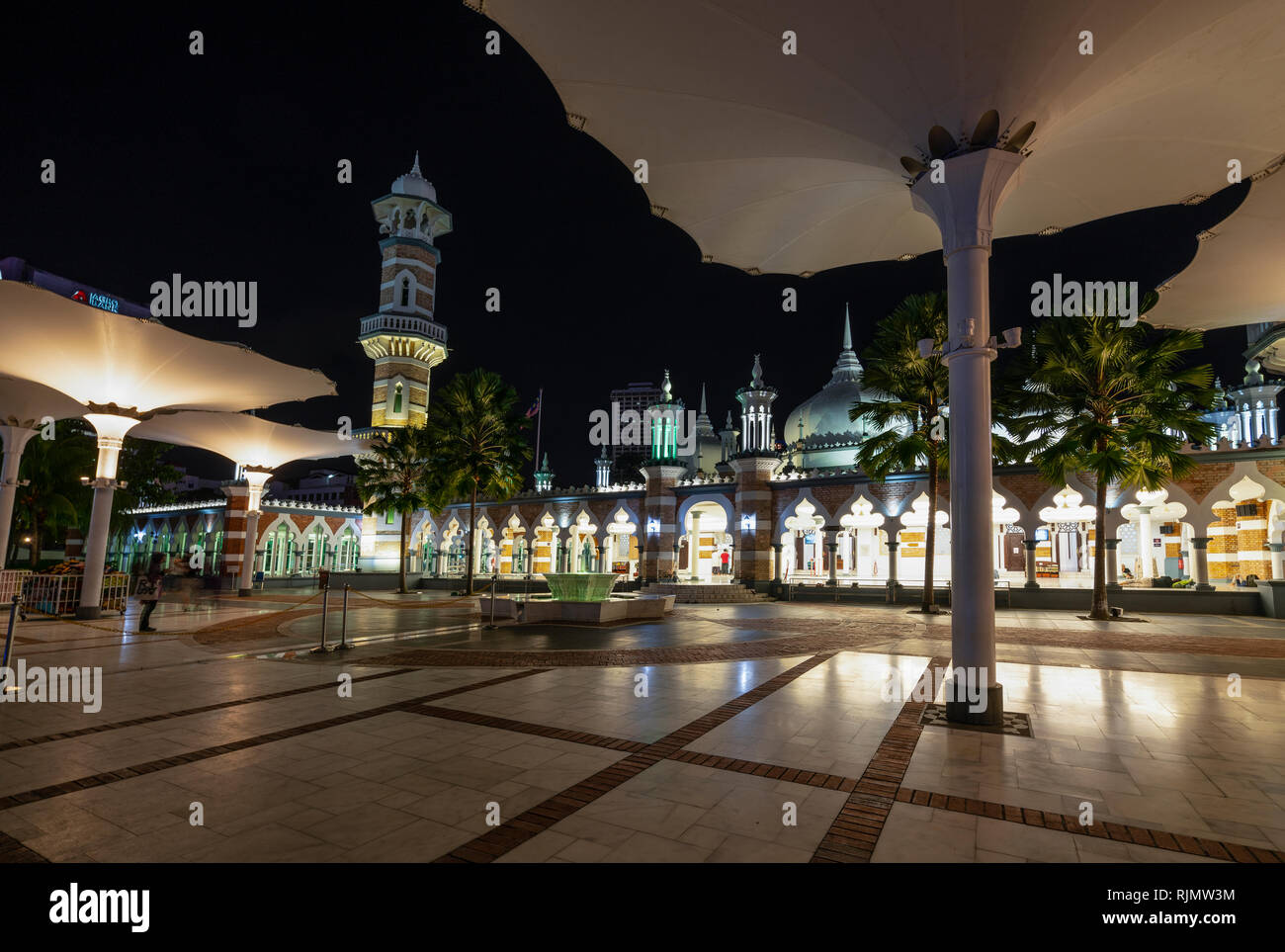 Une vue de la mosquée Jamek Masjid la nuit à Kuala Lumpur, Malaisie Banque D'Images