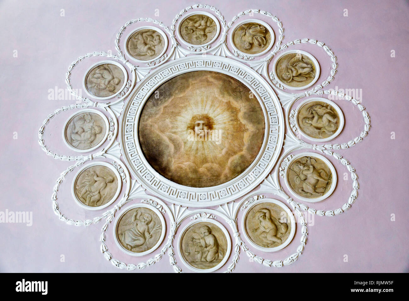 Londres Angleterre Royaume-Uni Grande-Bretagne Covent Garden Strand SomersetHouse CourtauldGallery Giovanni Battista Cipriani fresque de plafond SIG Banque D'Images Londres Angleterre Royaume-Uni Grande-Bretagne Covent Garden Strand SomersetHouse CourtauldGallery Giovanni Battista Cipriani fresque de plafond SIG Banque D'Images