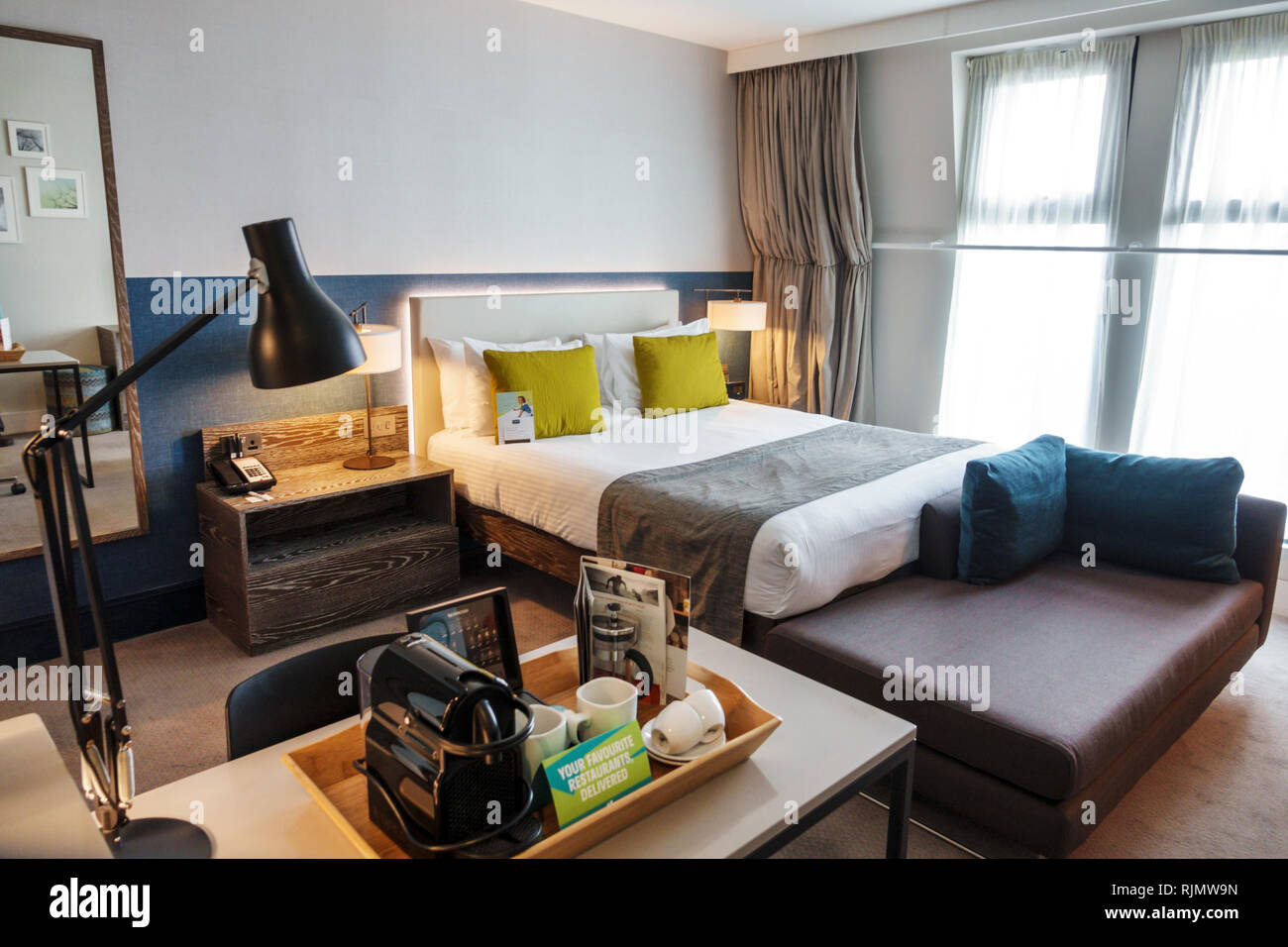 Londres Angleterre Royaume-Uni Grande-Bretagne Lambeth Staybridge Suites Londres Chambre d'hôtel Vauxhall, bureau de chambre, cafetière propre plateau Banque D'Images