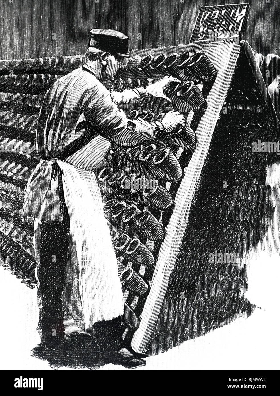 Une gravure illustrant le champagne Pommery & Greno production à Reims, France. Des bouteilles de champagne tourné à la main. 1889 Banque D'Images