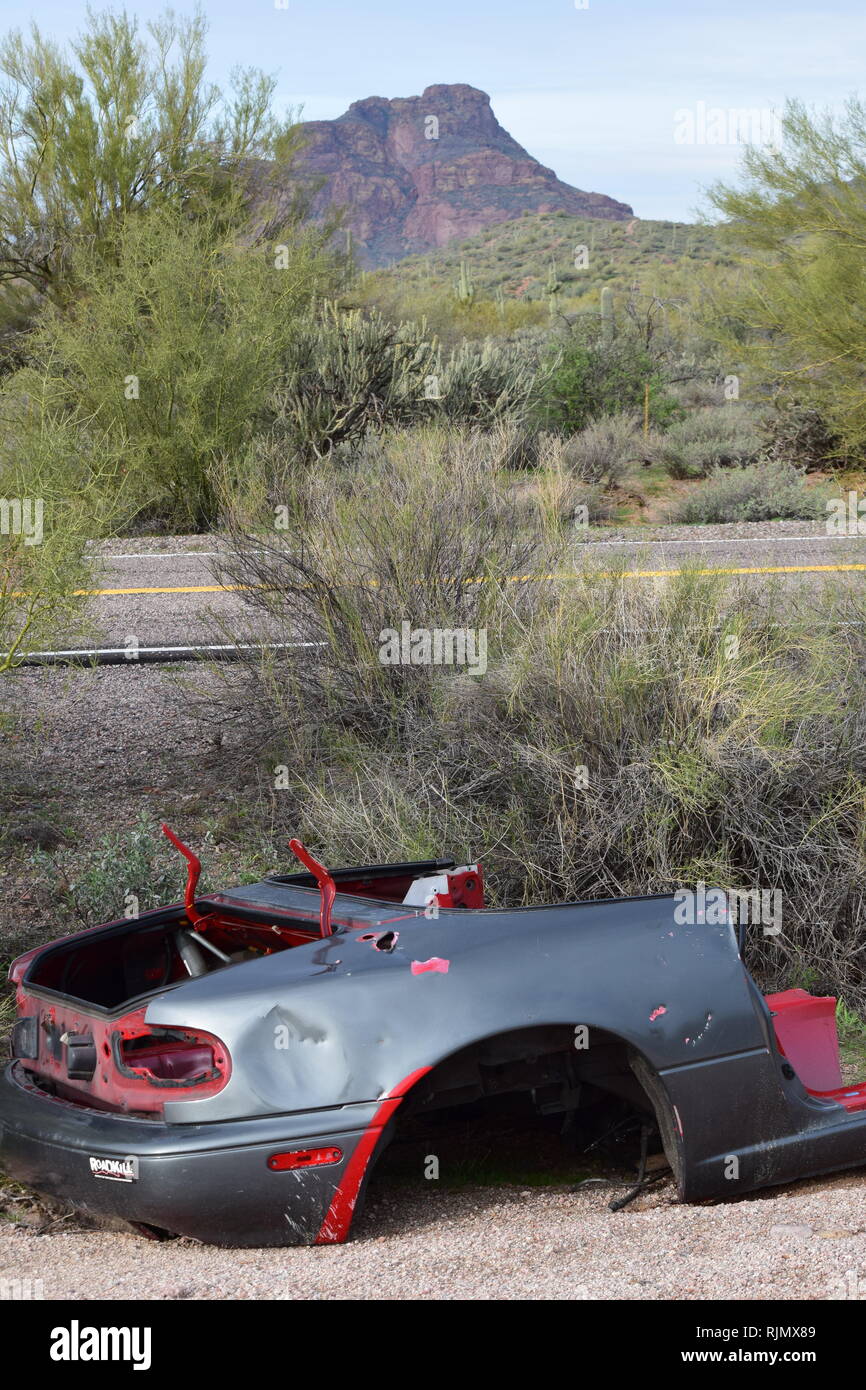 La moitié d'une Mazda Miata est éliminé dans le désert de l'Arizona Banque D'Images