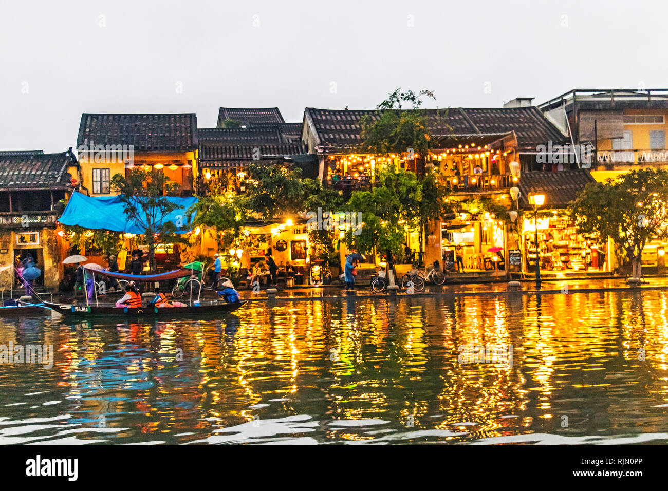 Hoi An Vietnam jour et nuit sur une journée très humide. Banque D'Images