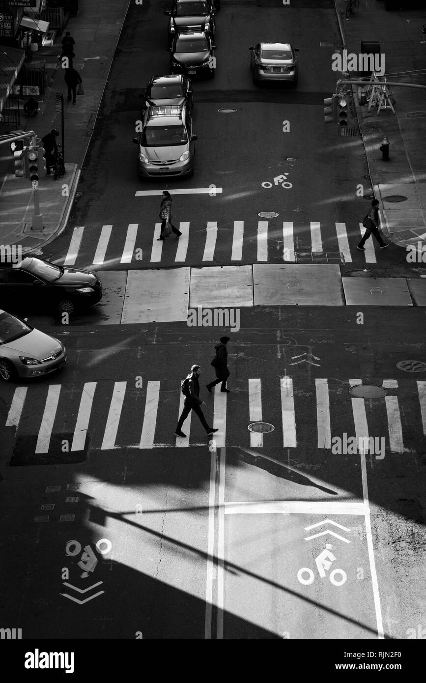Les passages pour piétons à une intersection dans Chinatown, Manhattan, New York City Banque D'Images