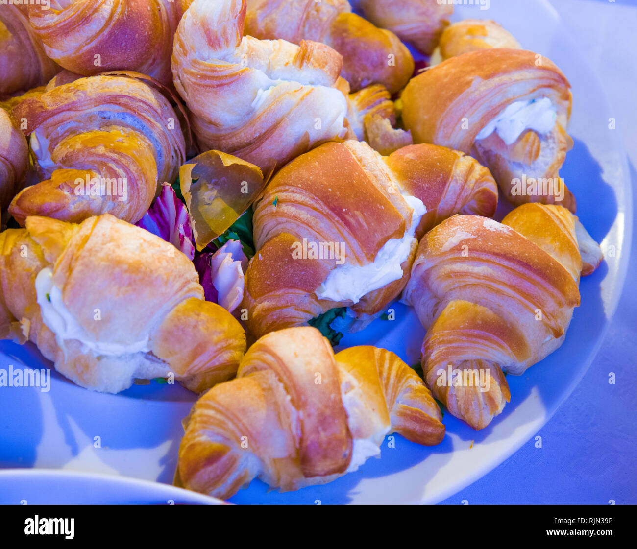 Montagne de savoureux croissants au fromage à la crème et jambon foam Banque D'Images