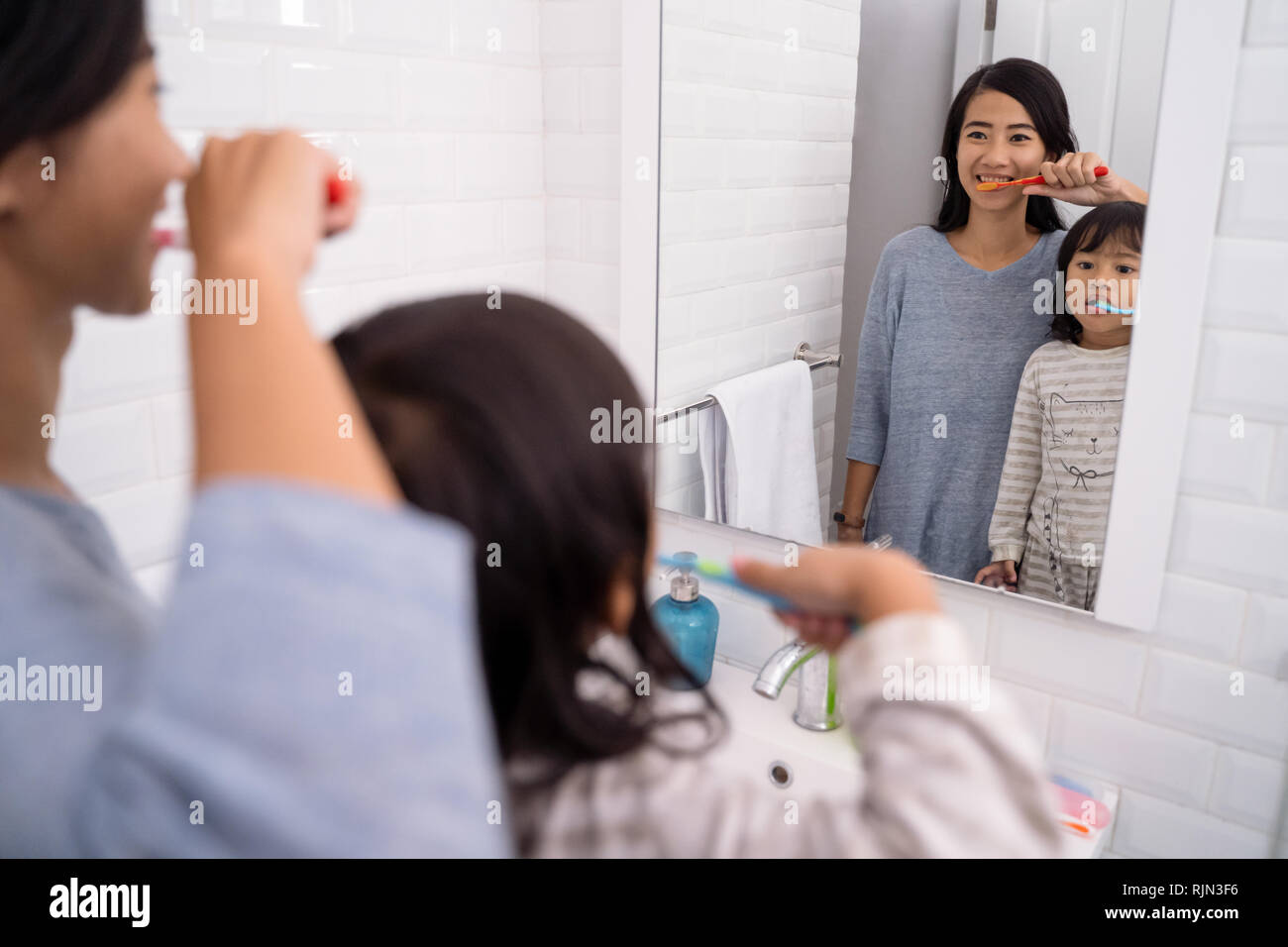 Mère et fille se brosser les dents dans le lavabo de la salle de bains Photo Stock Alamy