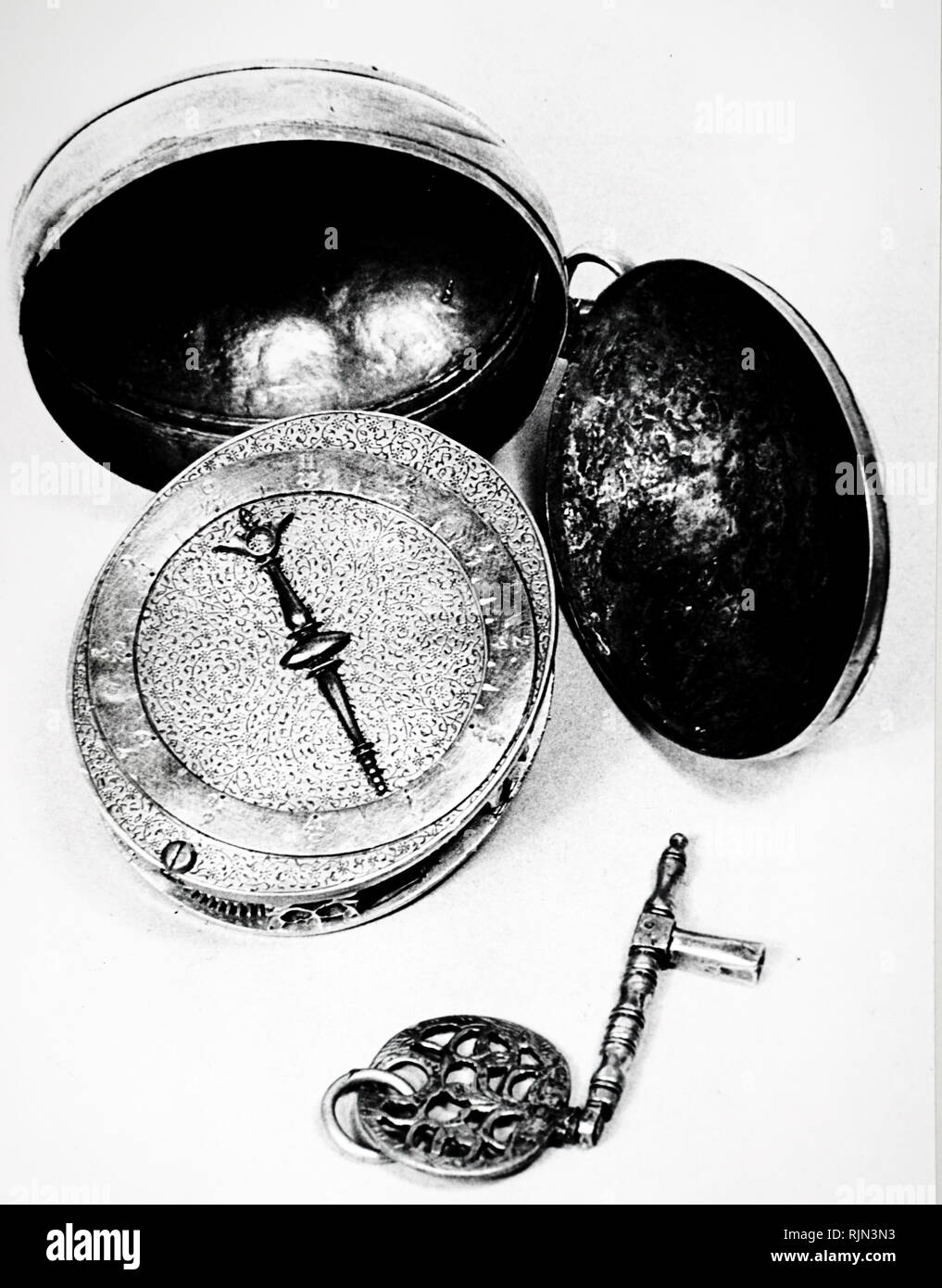 Illustration montrant un oeuf de Nuremberg, l'un des premiers type de montre  de poche avec un échappement à verge - circa 1500 Photo Stock - Alamy