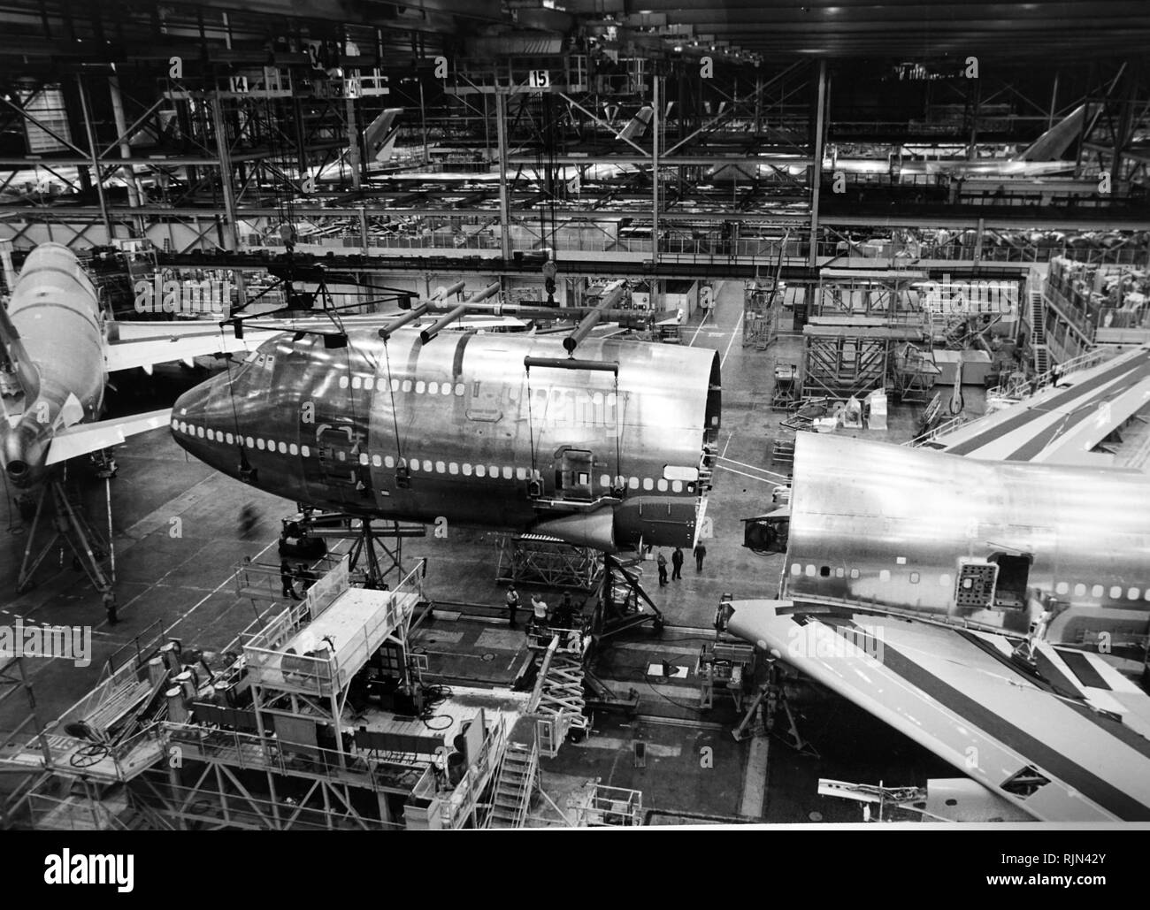 BOEING 747-400 : corps avant de descendre sur grue de 34 tonnes en position finale pour rejoindre le corps. Groupe Boeing Commercial Airplane, Seattle. Banque D'Images