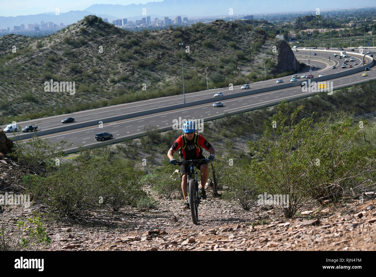 Un vélo de montagne va pour une randonnée sur un sentier à Phoenix, Arizona. Banque D'Images