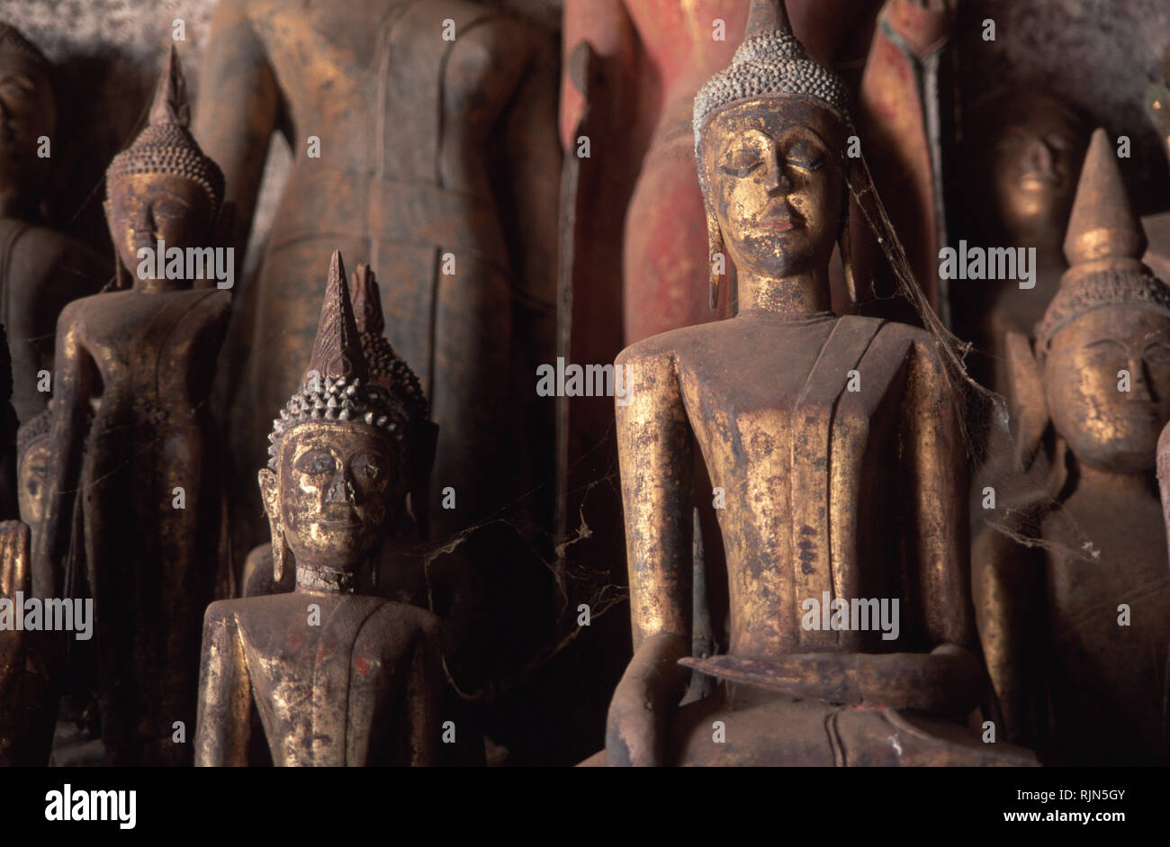 Légende : Luang Prabang, Laos - Jan 2001. Statues bouddhistes ornant les grottes de Pak Ao. Il s'agit de deux grottes calcaires s'avançant dans une falaise sur les Mek Banque D'Images
