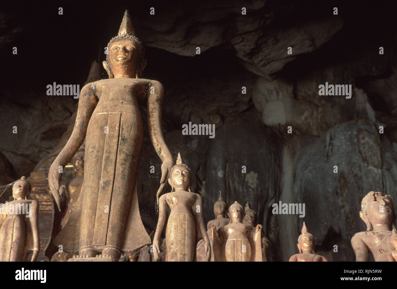Légende : Luang Prabang, Laos - Jan 2001. Statues bouddhistes ornant les grottes de Pak Ao. Il s'agit de deux grottes calcaires s'avançant dans une falaise sur les Mek Banque D'Images