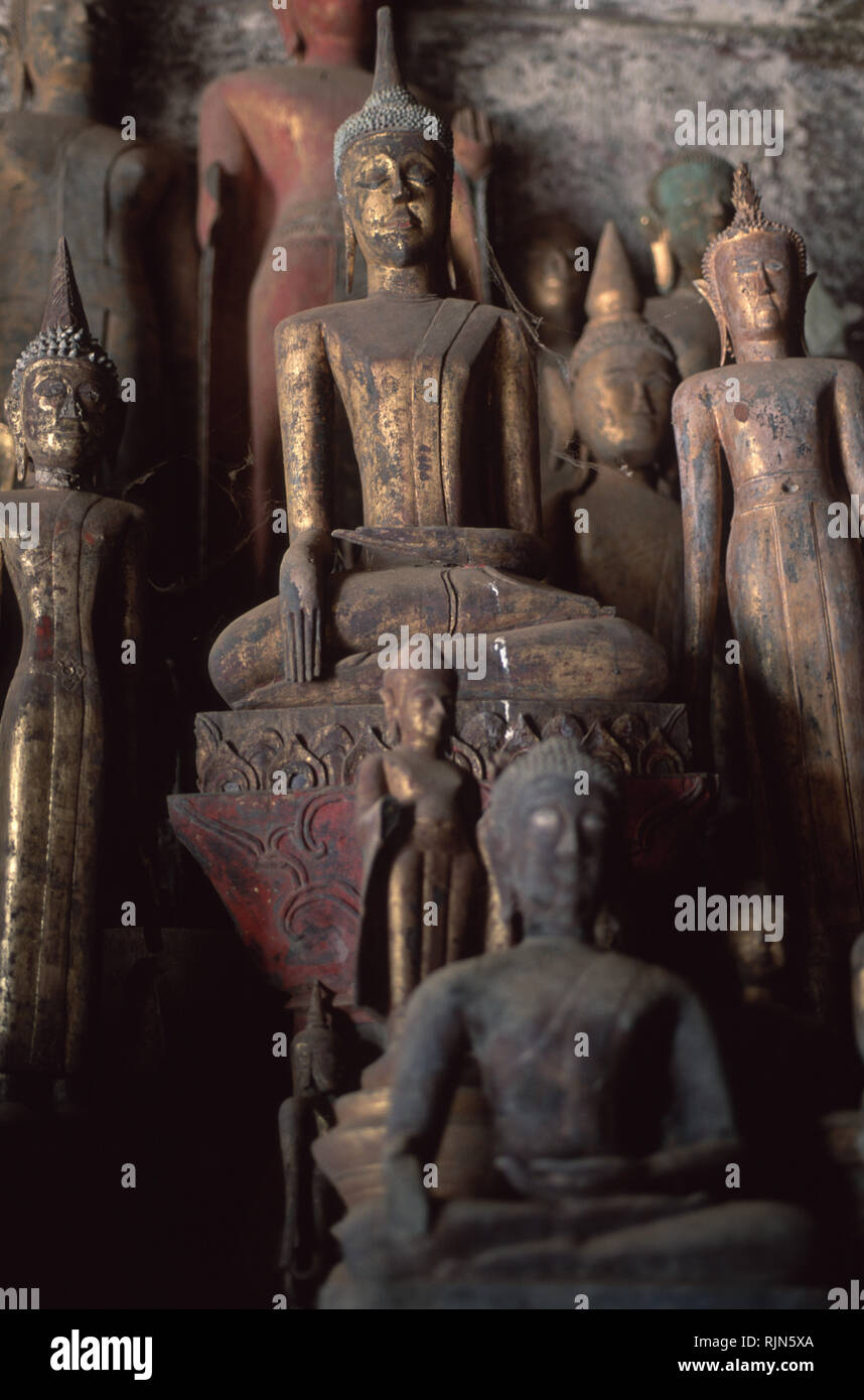 Légende : Luang Prabang, Laos - Jan 2001. Statues bouddhistes ornant les grottes de Pak Ao. Il s'agit de deux grottes calcaires s'avançant dans une falaise sur les Mek Banque D'Images
