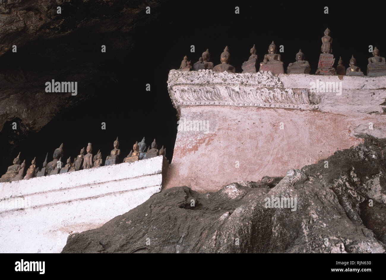 Légende : Luang Prabang, Laos - Sep 2003. Statues bouddhiques de la Pak Ao Grottes. Ces deux grottes calcaires sortir d'une falaise sur le Mékong au-dessus Banque D'Images