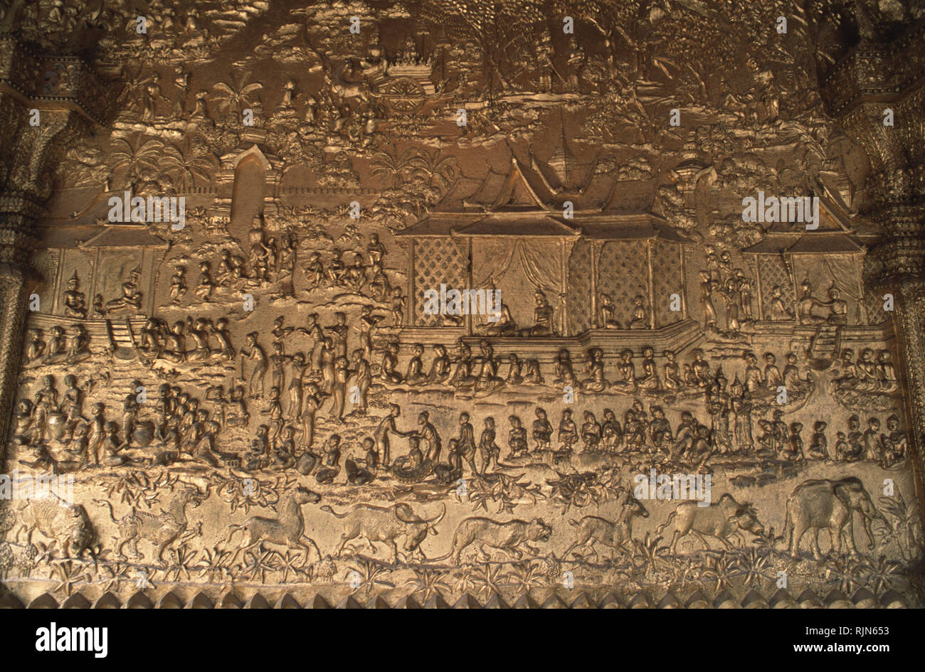 Les murs dorés de Wat mai, début du xixe siècle un temple dans la ville du patrimoine mondial de Luang Prabang au Laos. Banque D'Images