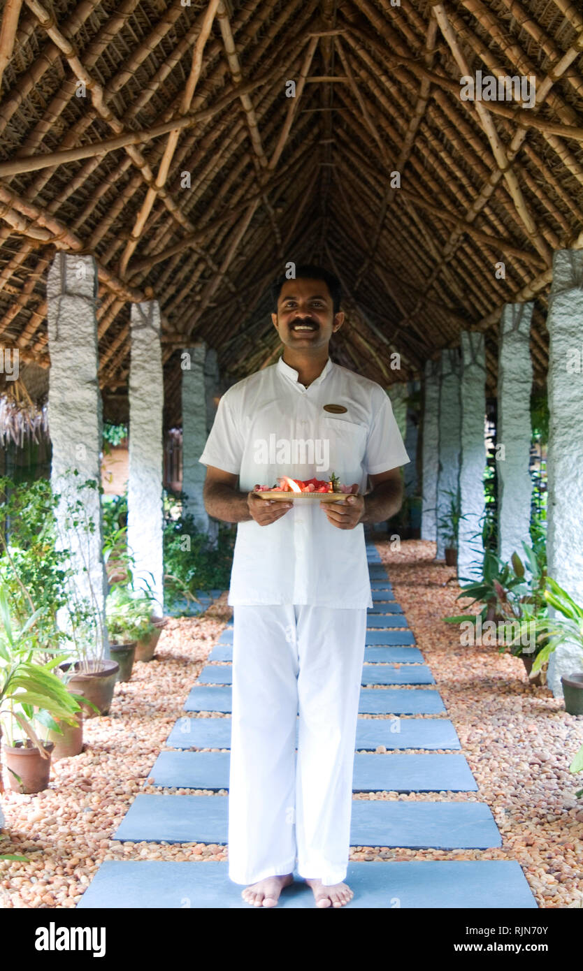 Le personnel vous accueille à la spa à la Dune, un éco-resort 50 chambres sur la côte Coramandel au Tamil Nadu. Créé par le Français Dimitri Klein natif Banque D'Images