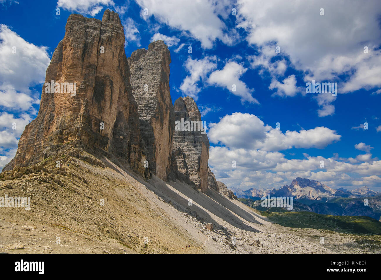 Vue sur la célèbre et majestueuses Tre Cime di Lavaredo ou Drei Zinnen dans l'Alto Adige, Italie Banque D'Images