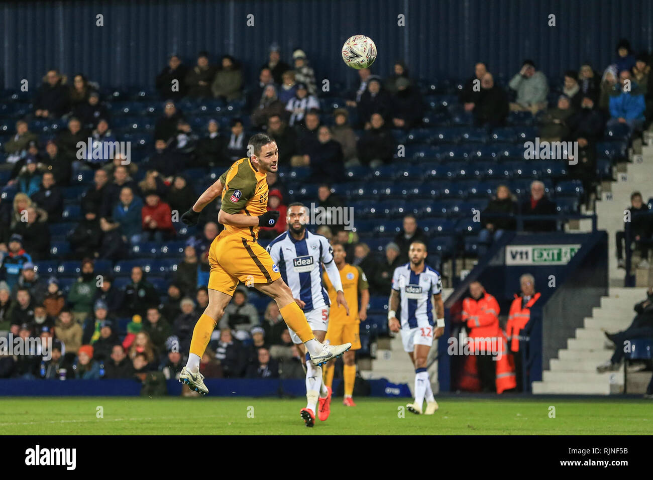 6 février 2019, The Hawthorns, West Bromwich, Angleterre ; unis en FA Cup, 4ème tour replay, West Bromwich Albion vs Brighton ; Florin et (10) de Brighton voit son objectif déclaré off side Crédit : Mark Cosgrove/Nouvelles Images, la Ligue de Football anglaise images sont soumis à licence DataCo Banque D'Images