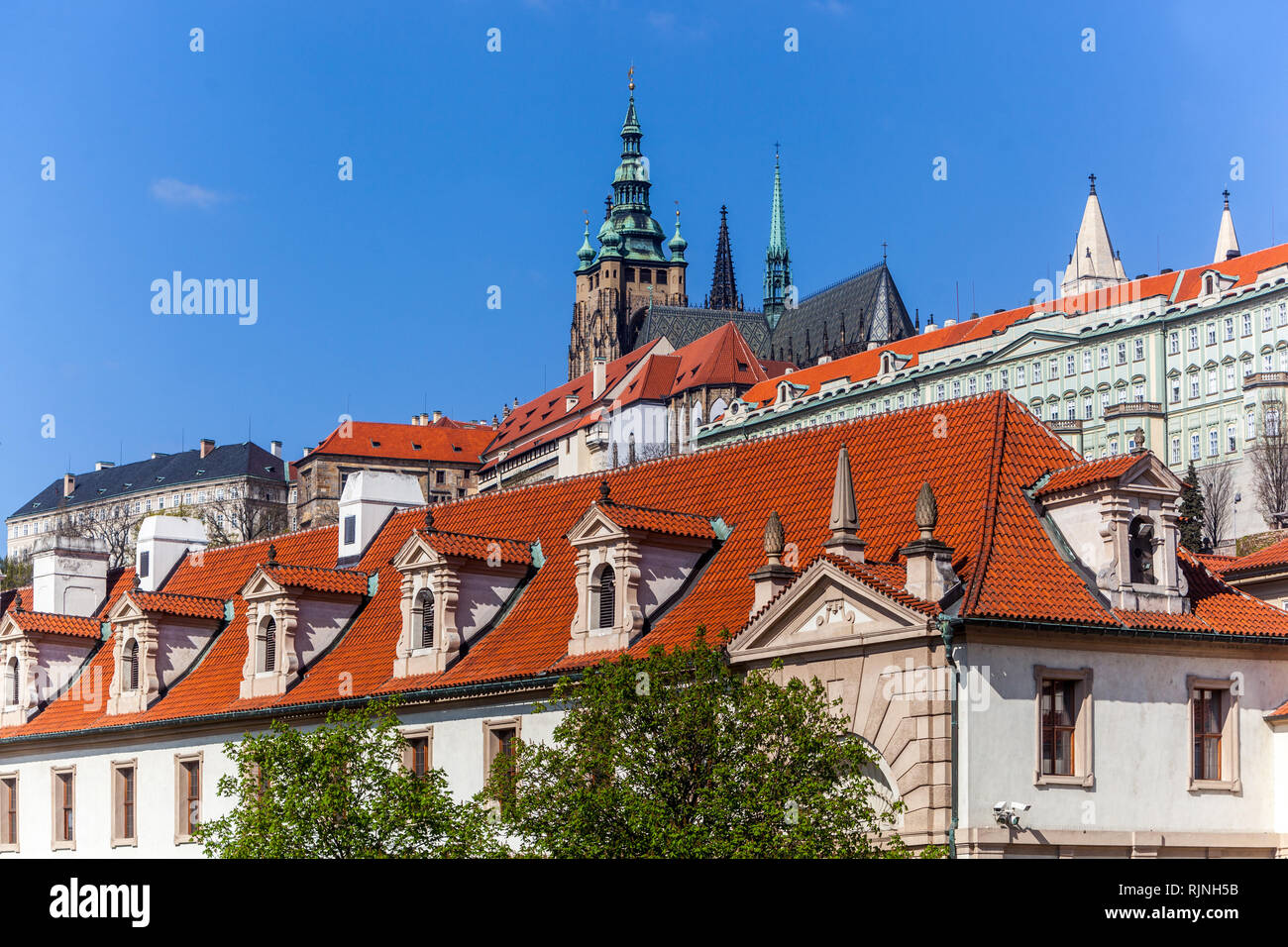 Le Château de Prague Cathédrale Vue sur les toits Palais Wallenstein, Mala Strana Prague République Tchèque Banque D'Images