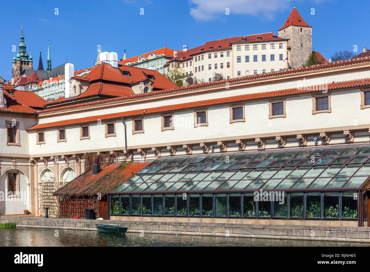 En serre, le jardin Wallenstein Palace avec vue sur le château de Prague de Hradcany, République Tchèque Banque D'Images