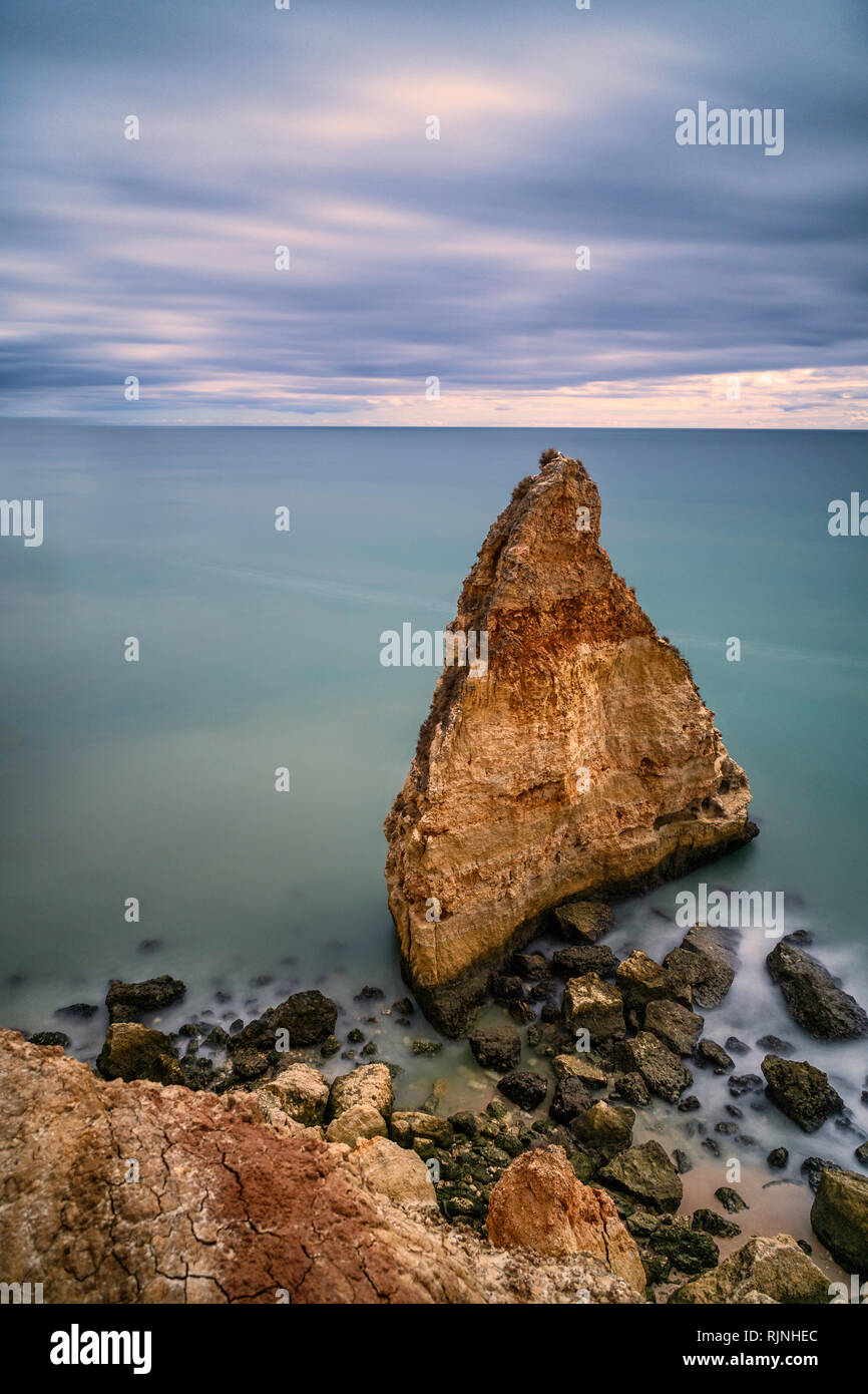 Rocher isolé sur l'océan vue sur la falaise avec ciel nuageux Banque D'Images