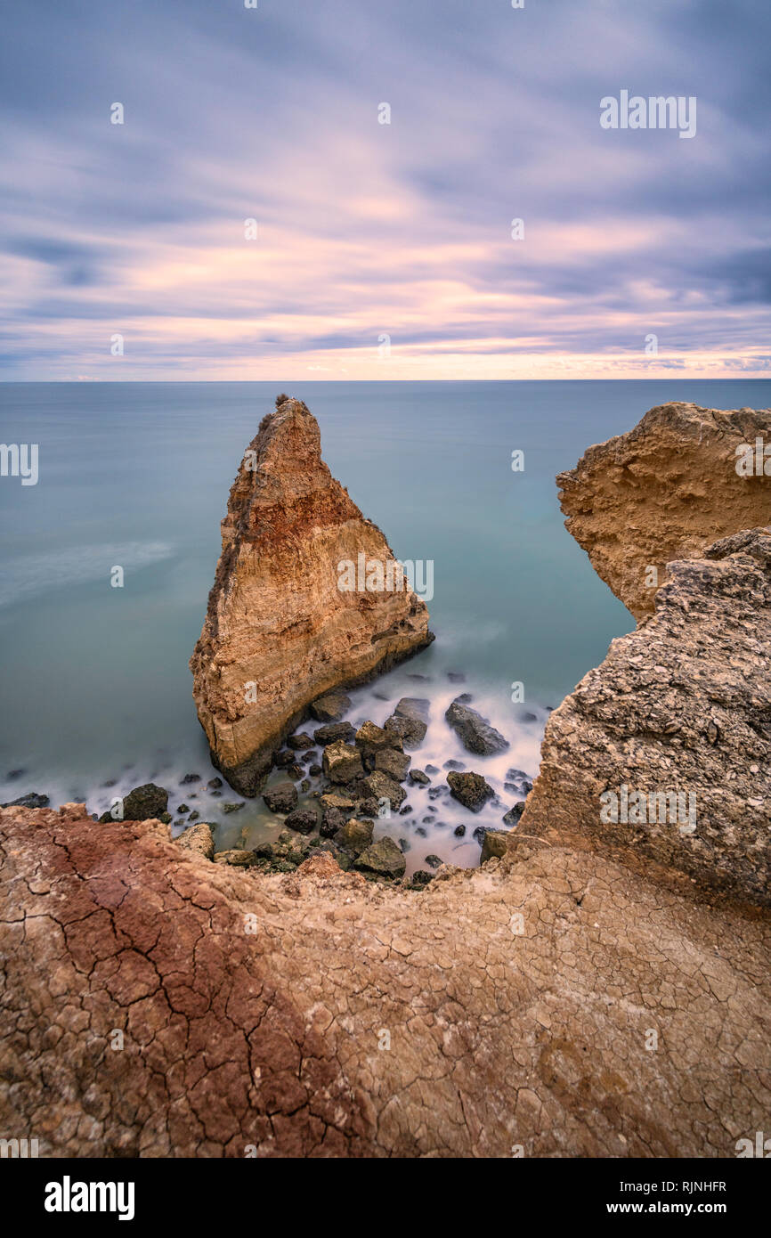 Rocher isolé sur l'océan vue sur la falaise avec ciel nuageux Banque D'Images