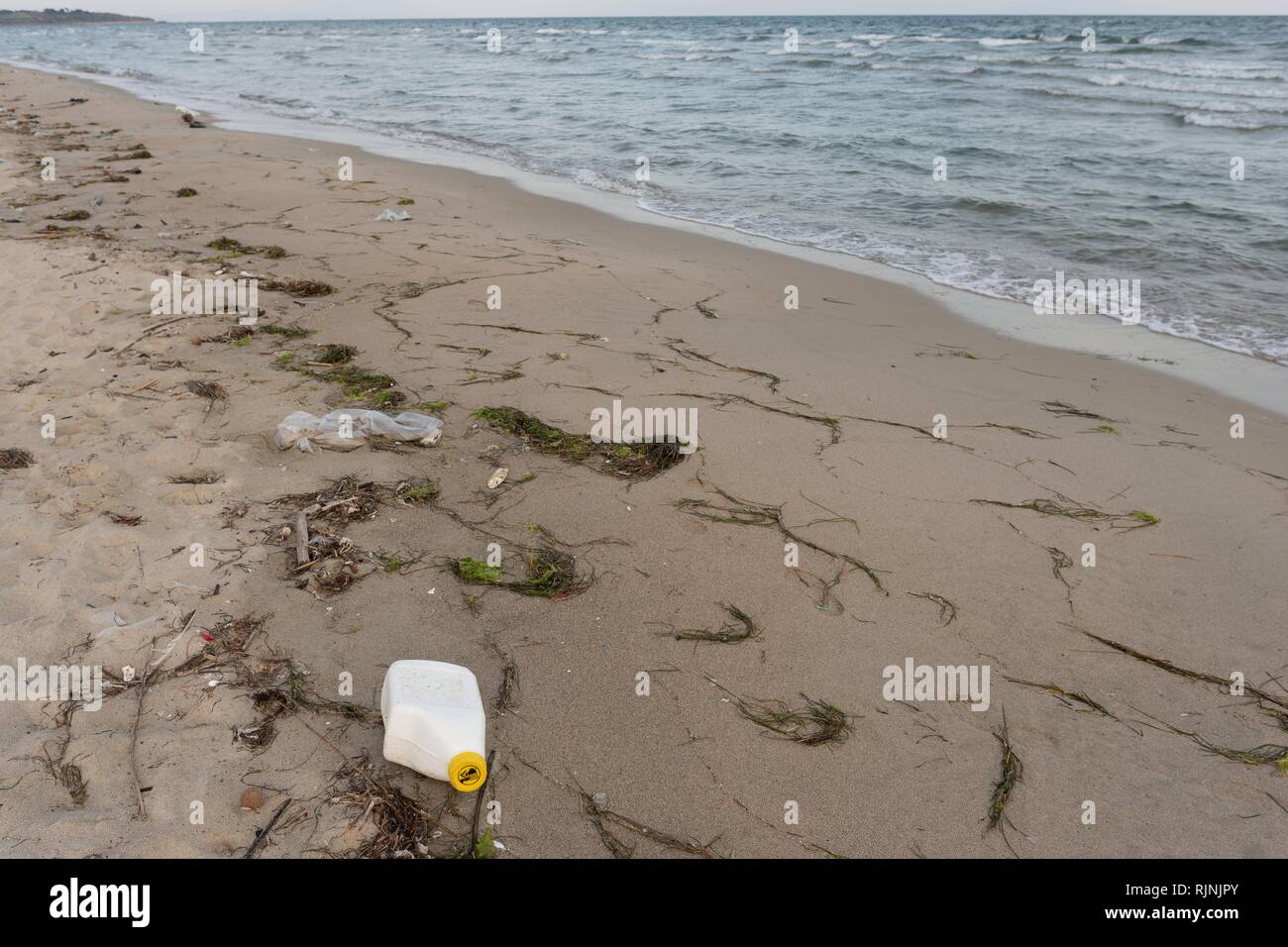 La pollution des plages avec le plastique Banque D'Images