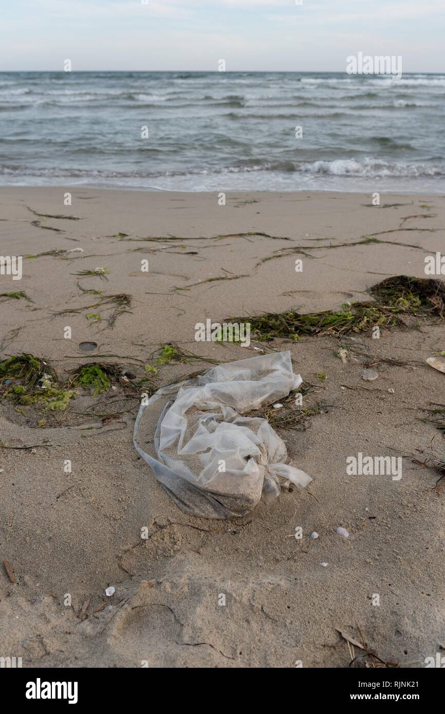 La pollution des plages avec le plastique Banque D'Images