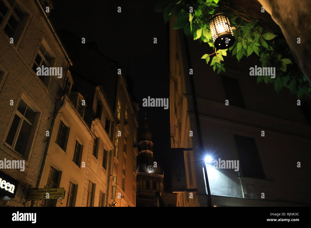 Riga, Lettonie - 28 août 2018 : vue romantique de la rue de la vieille ville avec la Cathédrale du Dôme dans la nuit. Banque D'Images