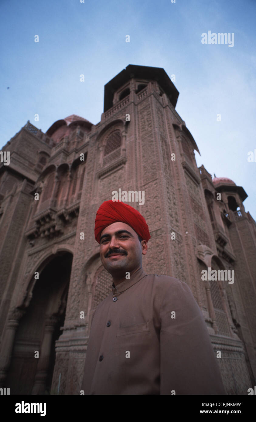Légende : Bikaner, Rajasthan, Inde - avril 2003. Le portier d'Laxmi Niwas Palace, l'ancienne résidence des Maharaj de Bikaner, maintenant une boutique hotel Banque D'Images