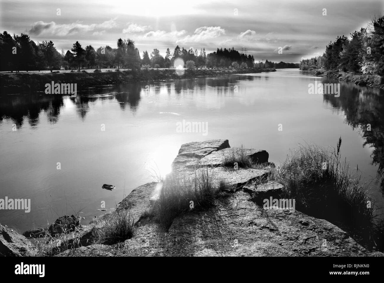 Paysage d'automne des eaux de la rivière Kymijoki en Finlande, de la Kymi, Kouvola. Photo WB Banque D'Images