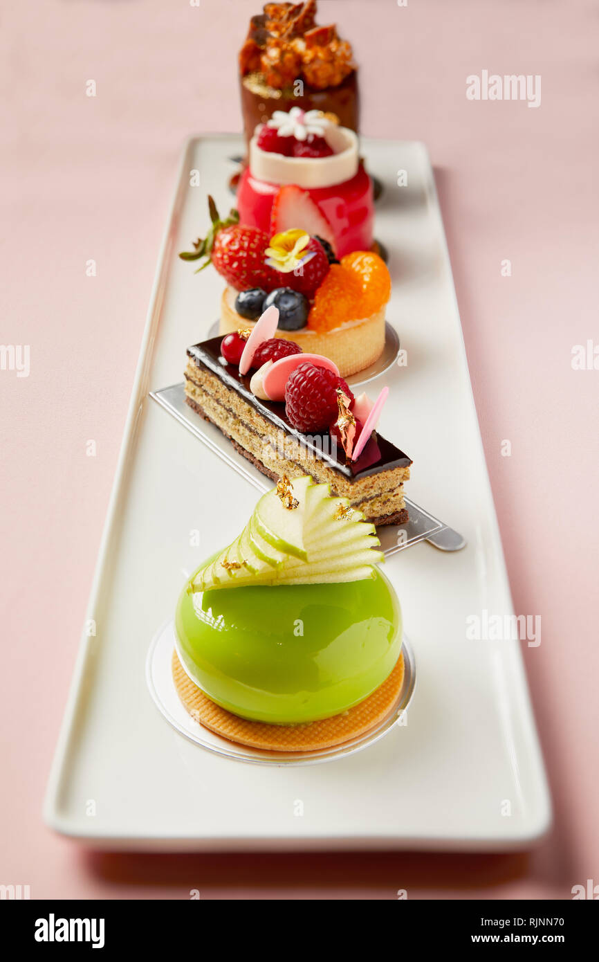 Sélection de mini-gâteaux avec gâteau aux pommes, tarte aux fruits et deux gâteaux au chocolat Banque D'Images