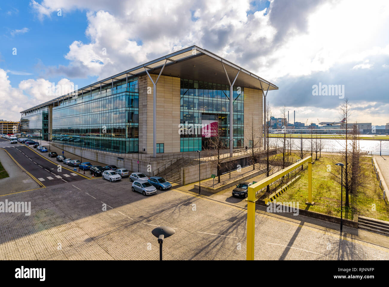 Newham, à quai, un imposant bâtiment moderne à la façade de verre offrant 6005 m² d'espace et une vue spectaculaire de l'aéroport de London City. Londres, Angleterre Banque D'Images