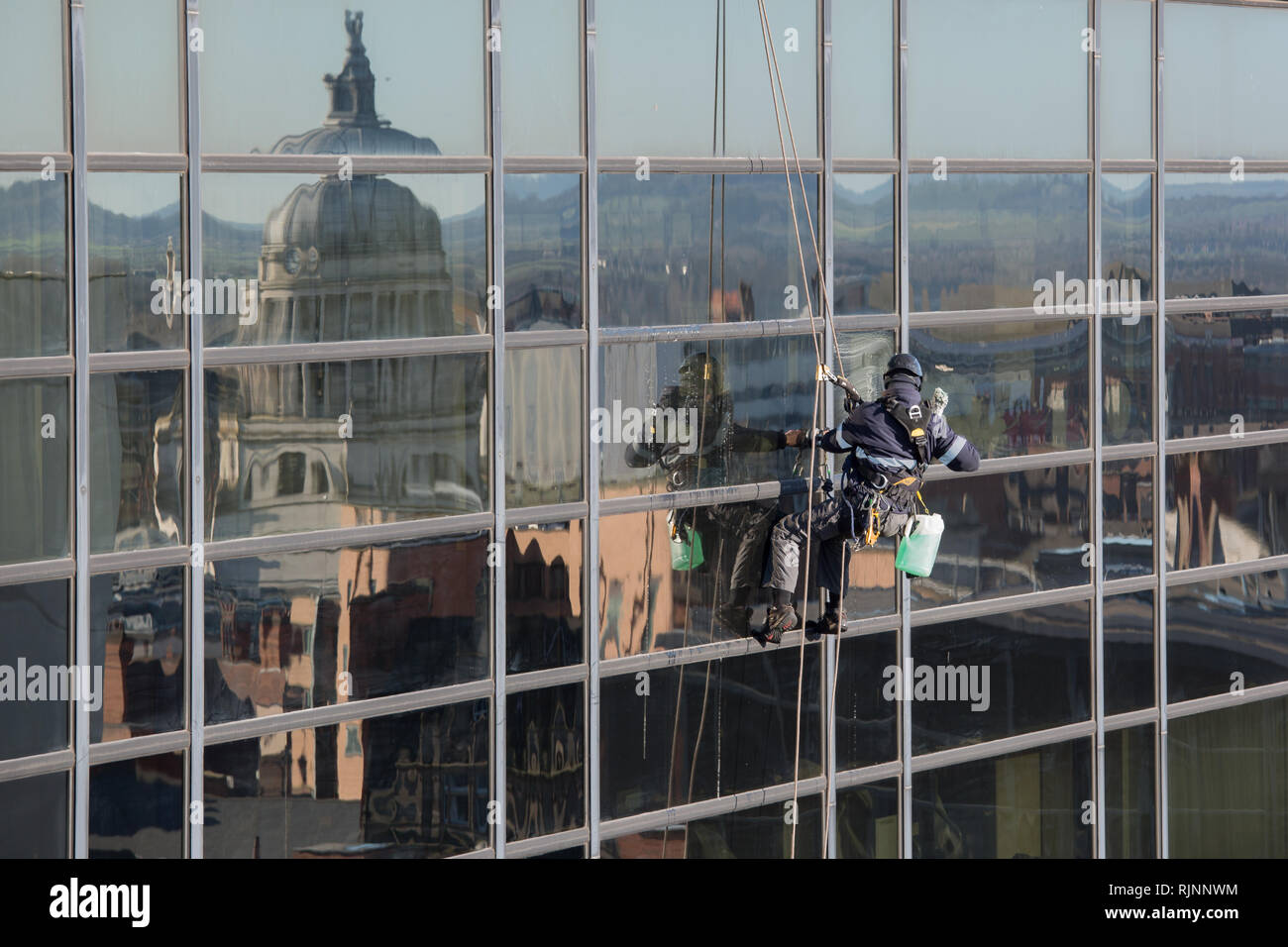 La fenêtre de rappel au travail plus propre avec Nottingham Council House se reflétant dans les fenêtres Banque D'Images