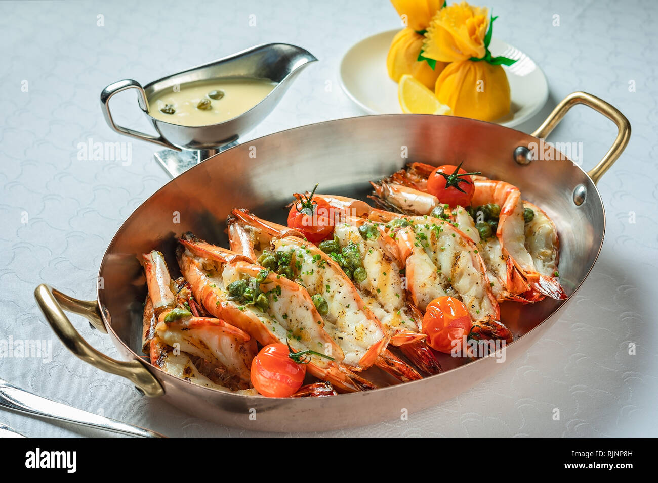 Gambas grillées au beurre blanc et tomates cerises Banque D'Images
