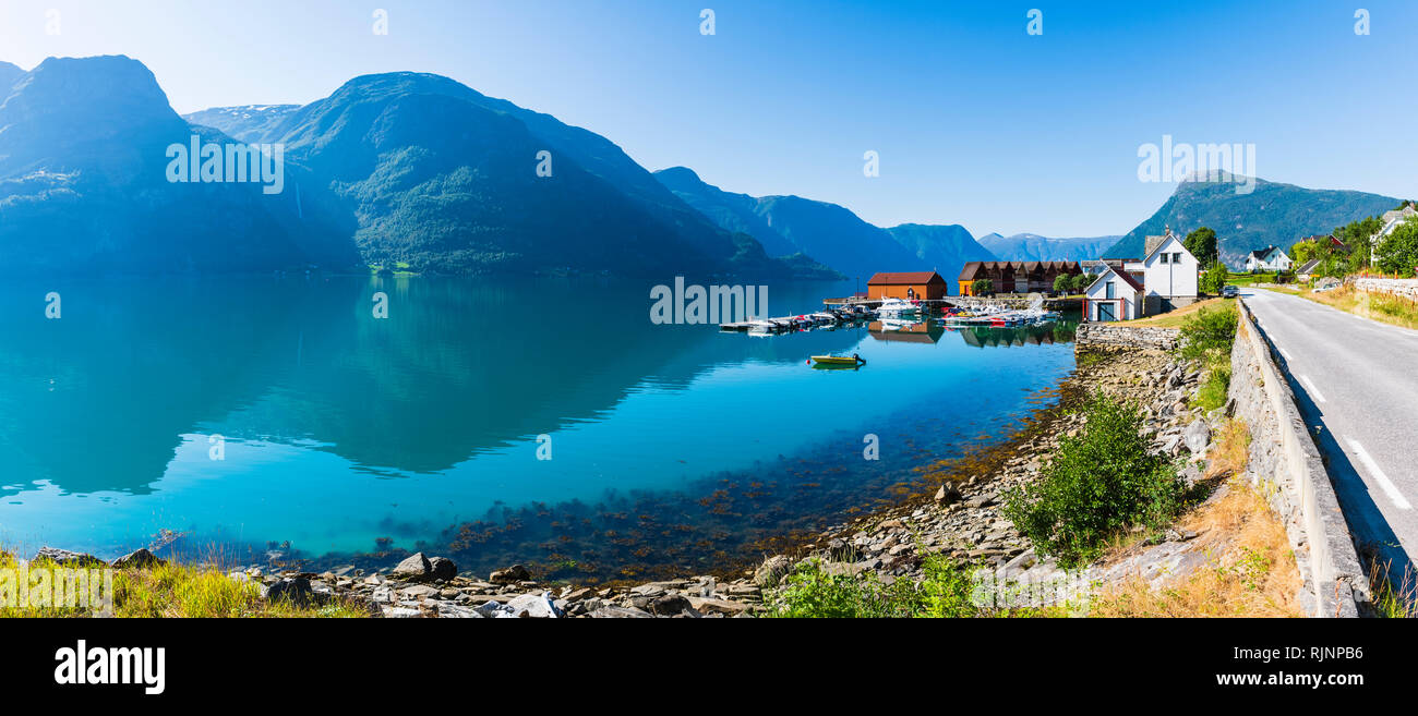 Vue panoramique sur les montagnes se reflétant dans le lac, Hoyheimsvik, Lusterfjord, Norvège Banque D'Images