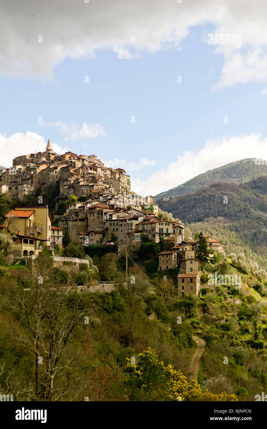 L'Italie, Ligurie, Imperia, Apricale, dans la Val Nervia, vieux village typique et fresques créés par divers artistes dans la culture agricole 60 c Banque D'Images