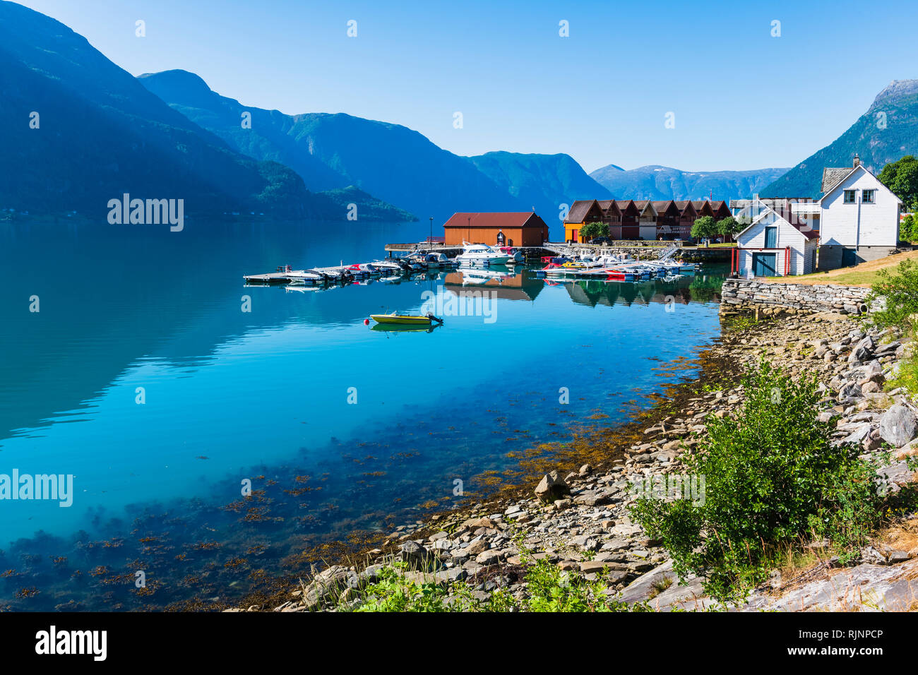 Scène idyllique de bateaux amarrés et montagnes, Hoyheimsvik, Lusterfjord, Norvège, Europe Banque D'Images