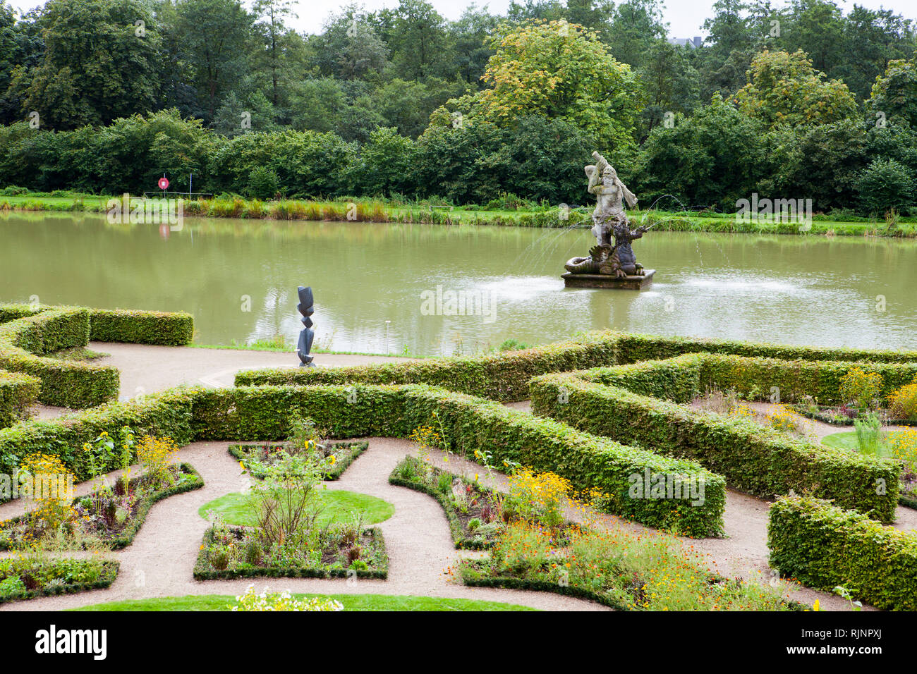 Avec l'étang Hercules globe house, Palais palais Gottorf, jardin, Schleswig, Schleswig-Holstein, Allemagne, Europe Banque D'Images