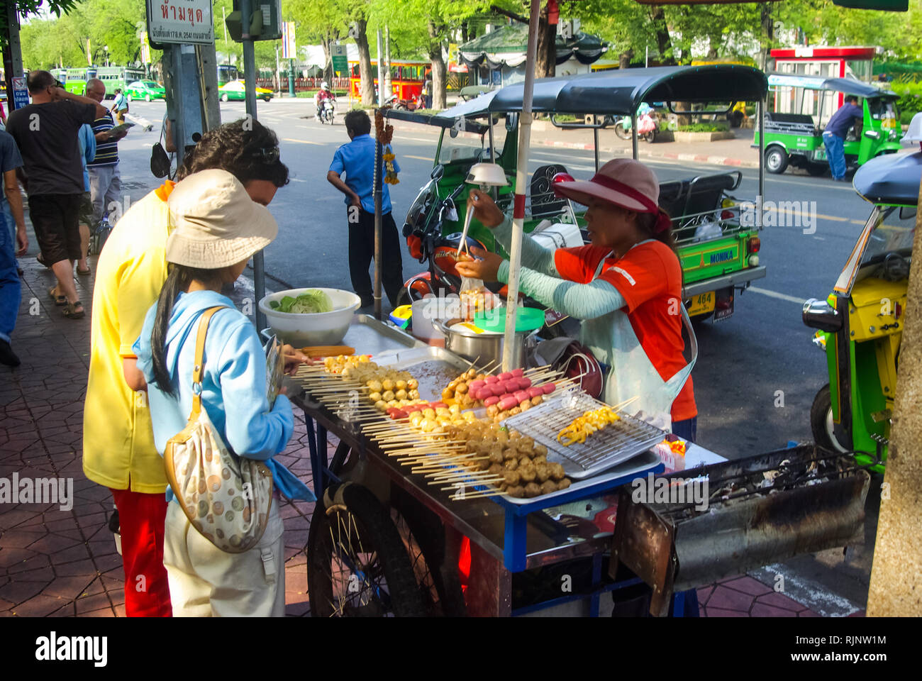 Bangkok, Thaïlande - 24 août 2018 : Boutique sur le marché de Bangkok, les gens vendent leurs fruits et fruits de mer. Banque D'Images