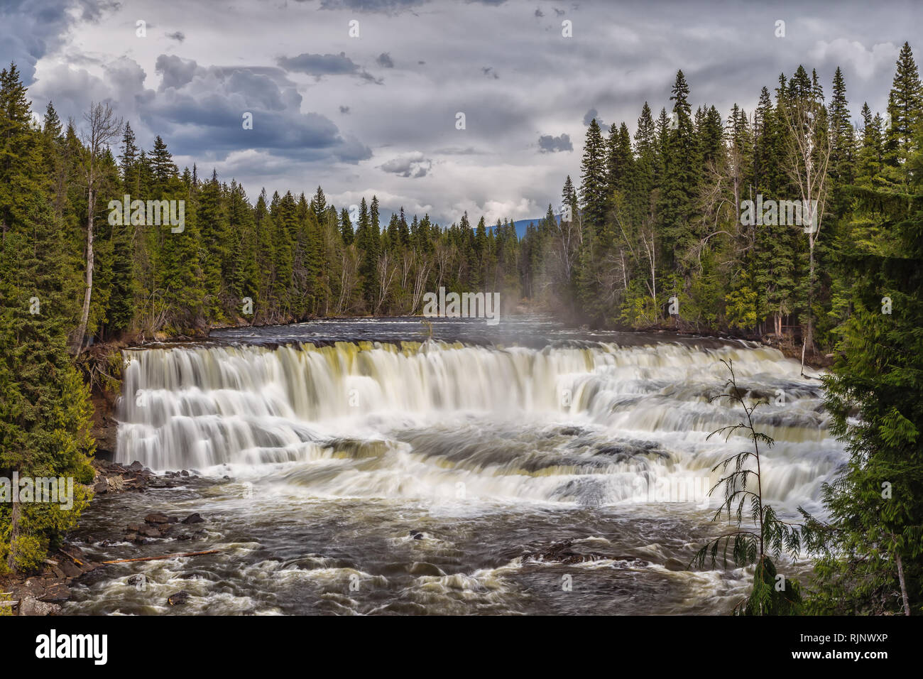 Au printemps, lorsque la neige fond, l'eau plonge les cascades avec une force énorme. Banque D'Images