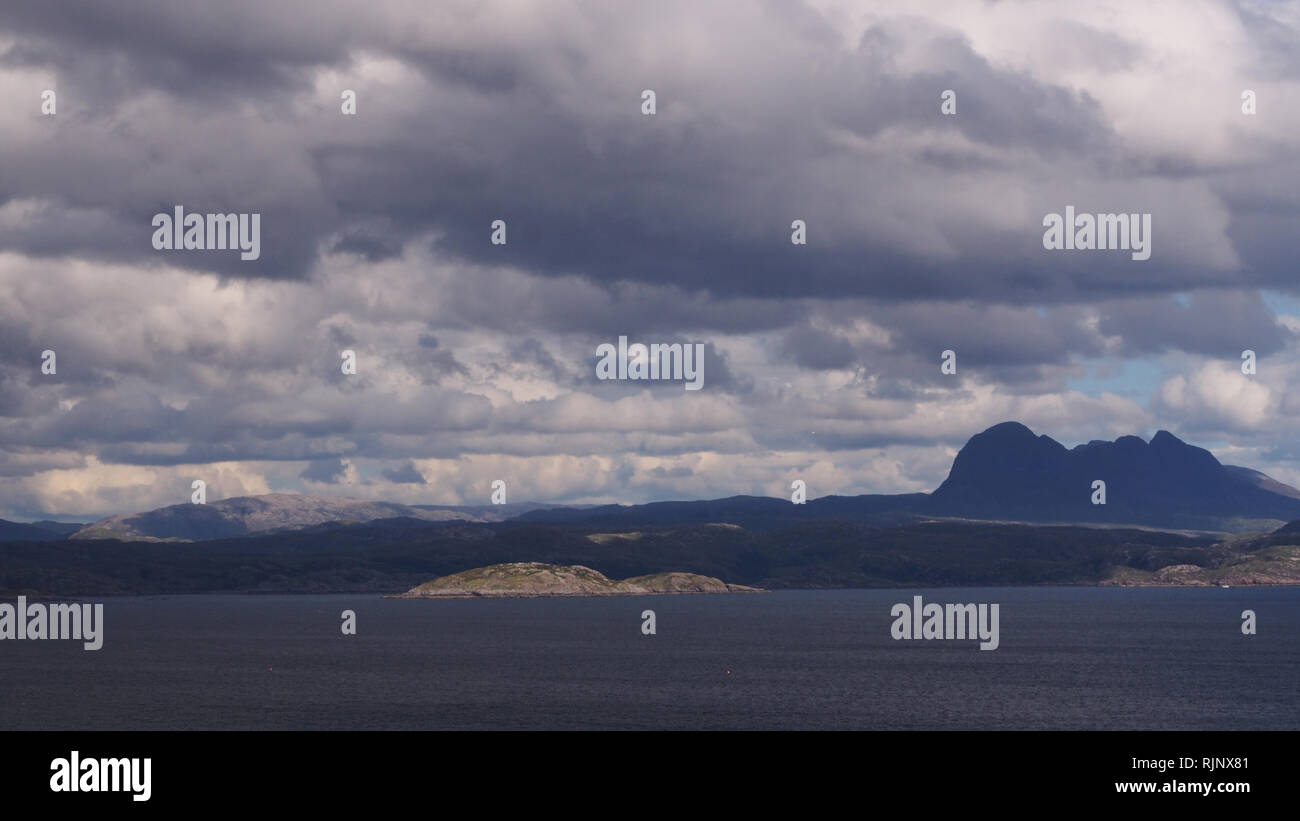 Une vue de la péninsule d'Assynt Coigach Ecosse, avec la mer, montagnes et Big Sky avec des nuages Banque D'Images