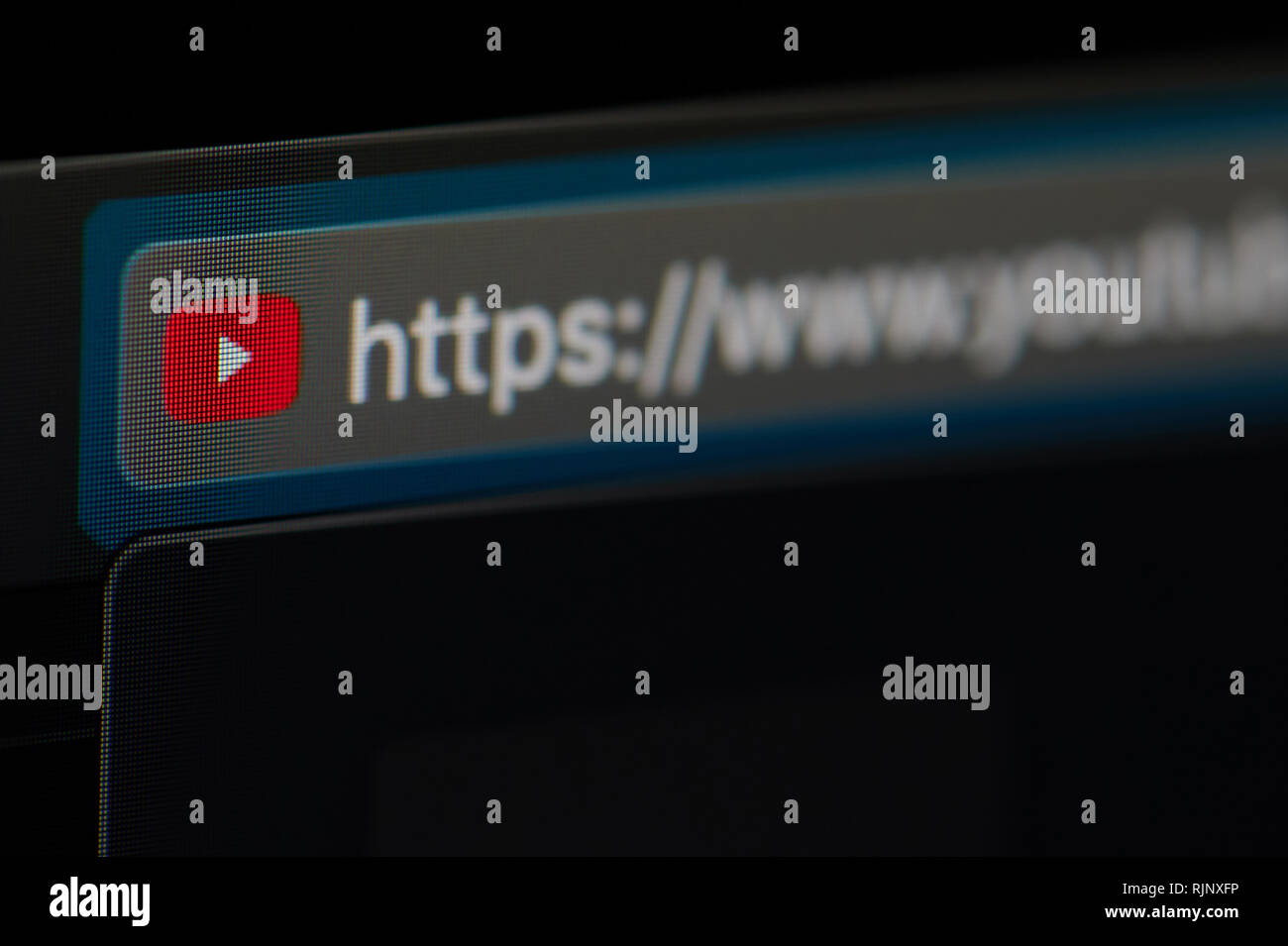 New York, USA - 6 février 2019 - Youtube icône sur la page web officielle sur l'écran de l'appareil pixelisées vue rapprochée Banque D'Images