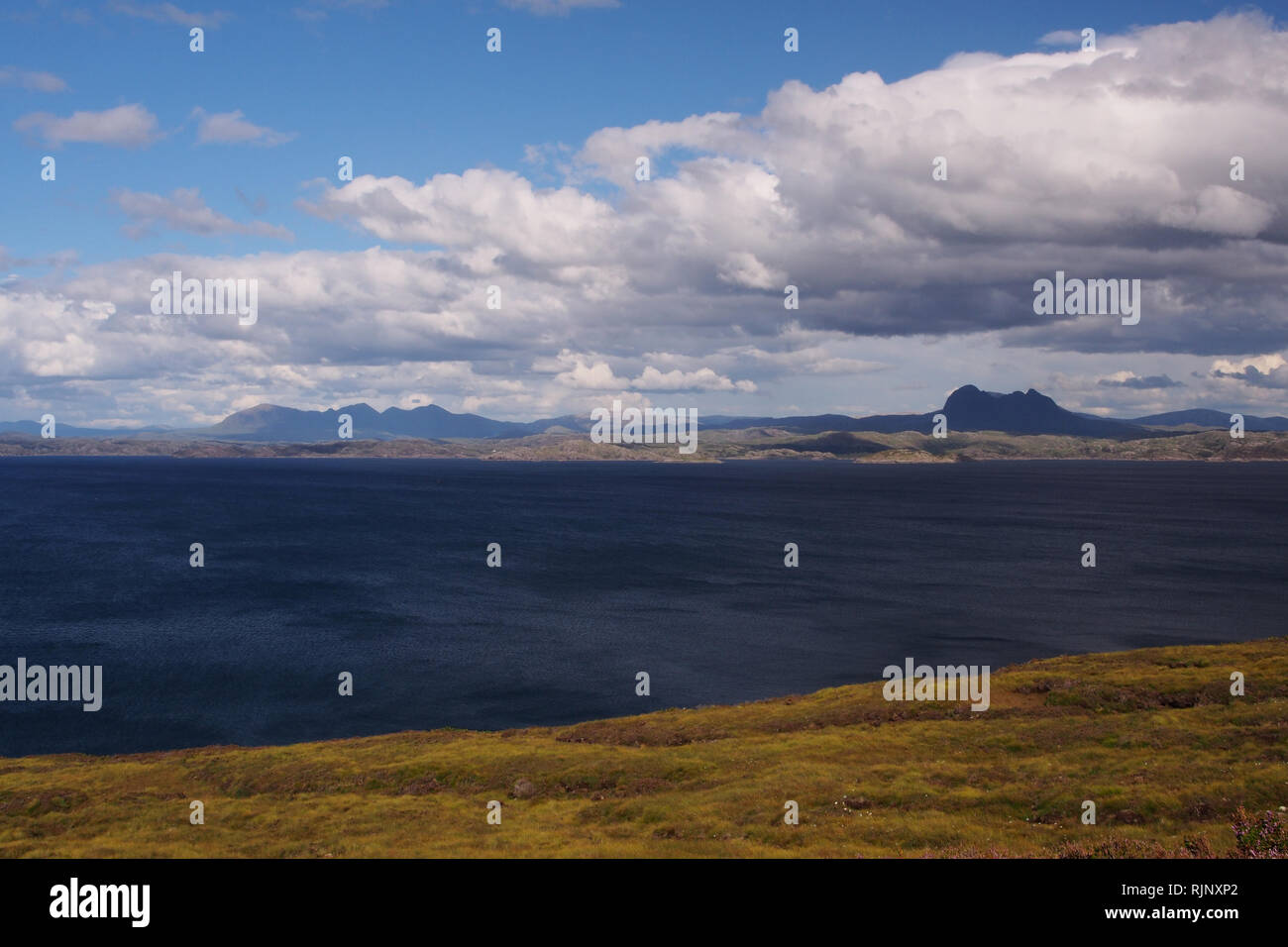 Une vue de la péninsule d'Assynt Coigach Ecosse, avec la mer, montagnes et Big Sky avec des nuages Banque D'Images