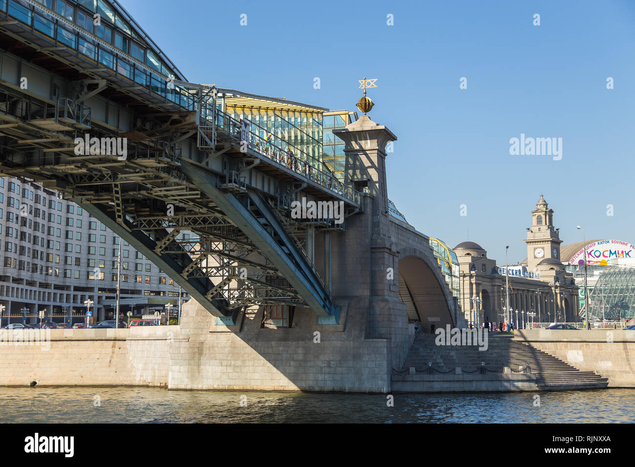 Moscou, Russie - 21 septembre 2014 : Bogdan Khmelnitski Kiev - pont passerelle pour piétons- de l'autre côté de la rivière de Moscou la journée ensoleillée. Banque D'Images