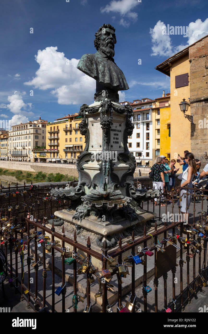 Buste de Benvenuto Cellini sur le Ponte Vecchio, Florence, Toscane, Italie Banque D'Images