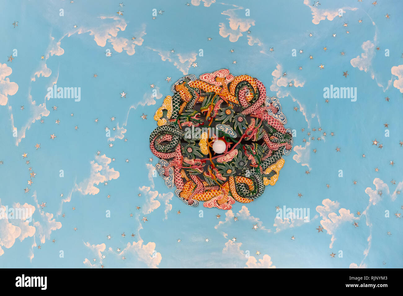 Détail de l'intérieur de l'appareil d'éclairage de serpent dans le Cao Dai, Saint-Siège église à Tay Ninh, Vietnam, Asie du Sud Banque D'Images